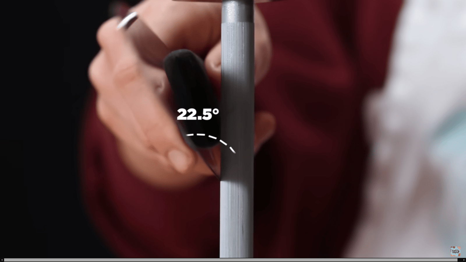 angle between knife and honing rod is 22.5 degree